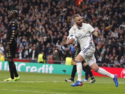 Hráč Realu Karim Benzema oslavuje svoj gól