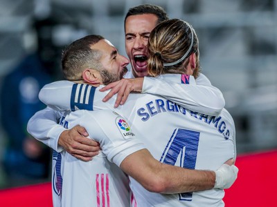 Karim Benzema oslavuje gól so spoluhráčmi