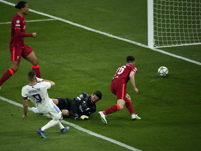 Karim Benzema strieľa gól do siete Liverpoolu, ten však nakoniec neplatil