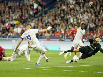 Karim Benzema strieľa gól do siete Liverpoolu, ten nakoniec neplatil