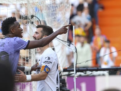 Vinícius Júnior ukazuje na fanúšika, ktorý ho mal počas zápasu rasisticky urážať
