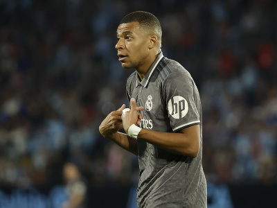 Kylian Mbappé reaguje počas