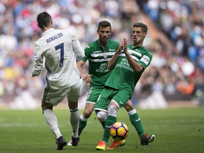 Cristiano Ronaldo bojuje o loptu