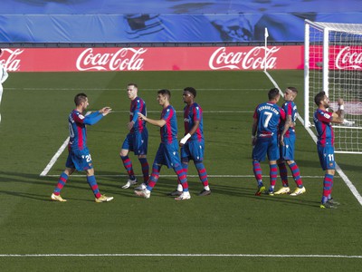 Hráči Levante sa radujú z gólu v sieti Realu 