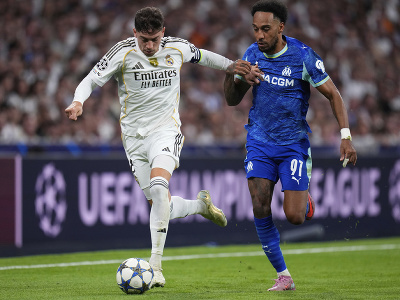 Federico Valverde v súboji s Pierrom-Emerickom Aubameyangom