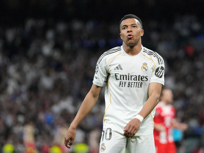 Kylian Mbappé reaguje počas
