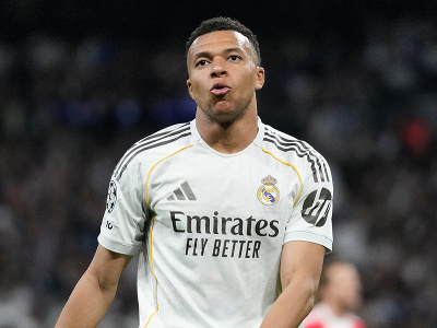 Kylian Mbappé reaguje počas