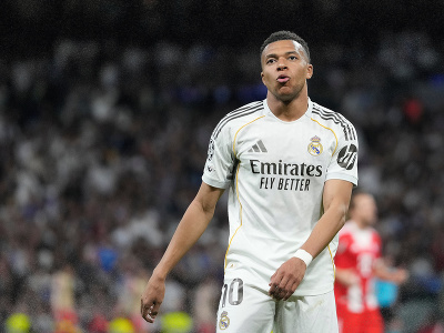 Kylian Mbappé reaguje počas