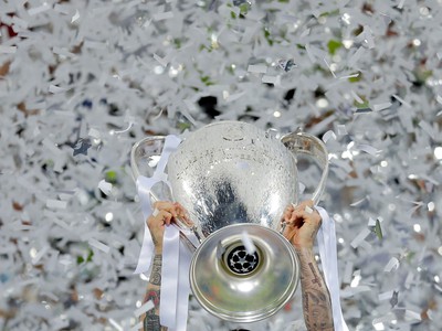 Sergio Ramos dvíha nad hlavu trofej Ligy majstrov