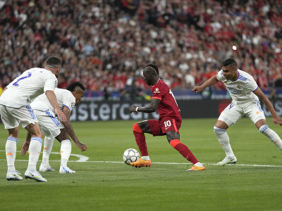 Sadio Mané sa sanží prekľučkovať pomedzi hráčov Realu Madrid