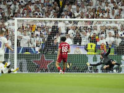 Vinícius Júnior strieľa gól do siete Liverpoolu