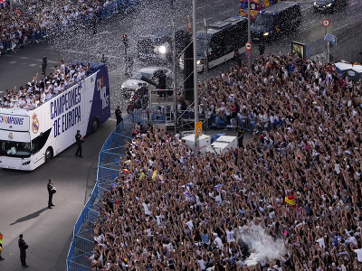 Oslavy hráčov Realu s fanúšikmi v uliciach Madridu po triumfe v Lige majstrov