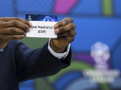 Bývalý futbalista Nigérie a ambasádor finále Ligy majstrov v Londýne John Obi Mikel ukazuje lístok s názvom španielskeho futbalového tímu Real Madrid počas žrebu štvrťfinálových dvojíc Ligy majstrov
