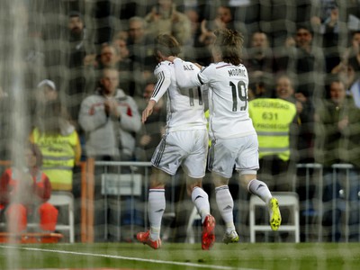 Gareth Bale a Luka Modrič oslavujú gól Realu