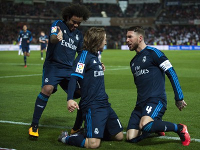 Luka Modrič so spoluhráčmi oslavuje famózny gól proti Granade