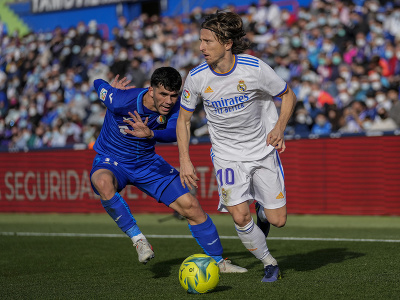 Luka Modric a Jorge Cuenca v súboji
