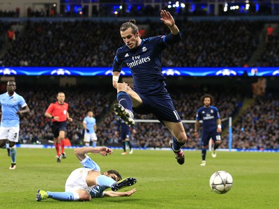 Gareth Bale preskakuje Jesusa Navasa