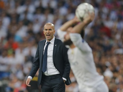 Zinedine Zidane dáva pokyny z lavičky Realu