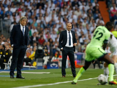 Manuel Pelegrini a Zinedine Zidane sledujú priebeh zápasu