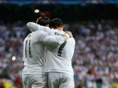 Gareth Bale a Cristiano Ronaldo sa tešia z postupu
