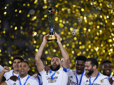 Futbalisti Realu Madrid sa radujú s trofejou pre víťazov MS klubov