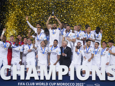 Futbalisti Realu Madrid sa radujú s trofejou pre víťazov MS klubov