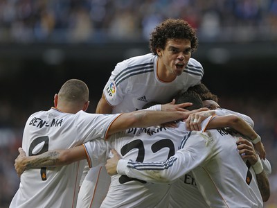Pepe oslavuje so spoluhráčmi z Realu Madrid 