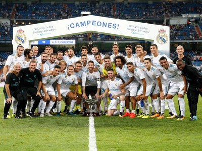 Hráči Realu Madrid oslavujú zisk trofeje