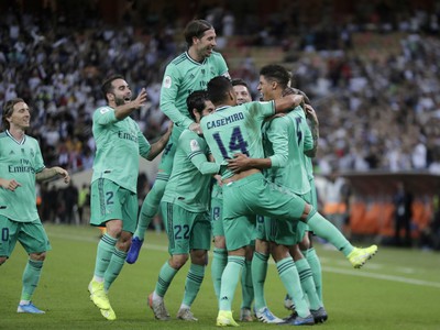 Radosť hráčov Realu Madrid po góle do siete Valencie