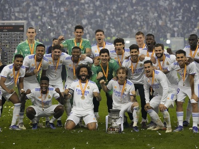 Futbalisti Realu Madrid oslavujú víťazstvo vo finále španielskeho Superpohára nad Athleticom Bilbao