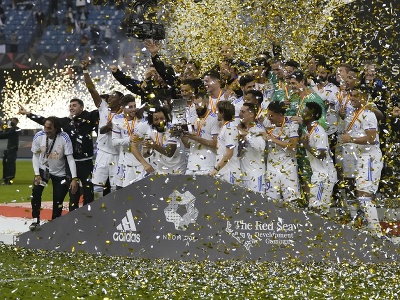 Futbalisti Realu Madrid oslavujú víťazstvo vo finále španielskeho Superpohára nad Athleticom Bilbao