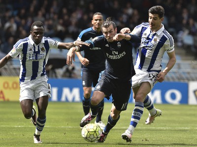 Gareth Bale sa snaží prebojovať cez brániace duo Yuri Berchiche a Bruma