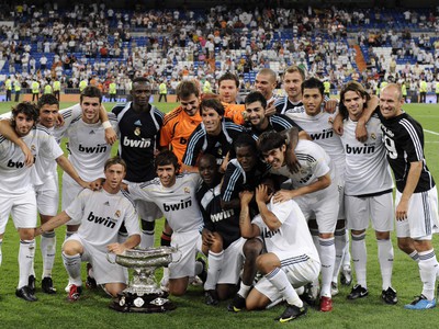 Hráči Realu Madrid pózujú s trofejou Santiaga Bernabéua