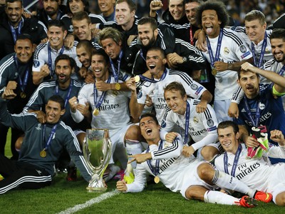 Hráči Realu sa radujú z trofeje
