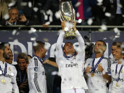Ronaldo s trofejou Superpohára UEFA