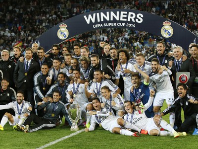 Hráči Realu sa radujú z trofeje