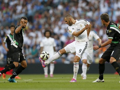 Karim Benzema a Rossi v súboji o loptu