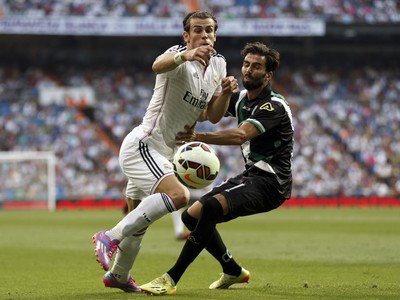Gareth Bale a Antonio Crespo v súboji o loptu