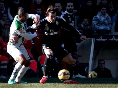 Gareth Bale a Edimar Fraga v súboji o loptu