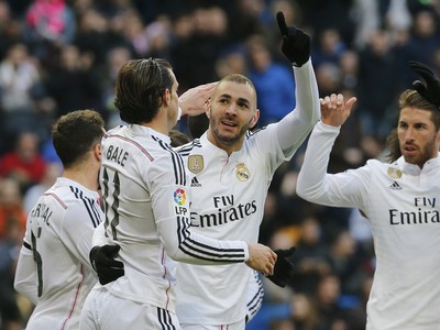 Karim Benzema so spoluhráčmi oslavuje gól do siete San Sebastiánu