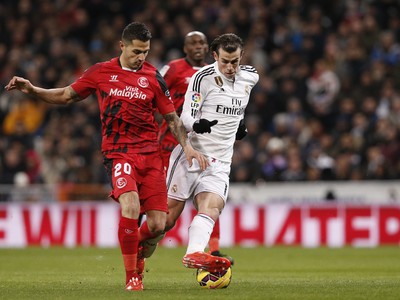 Gareth Bale a Victor Machin v súboji o loptu
