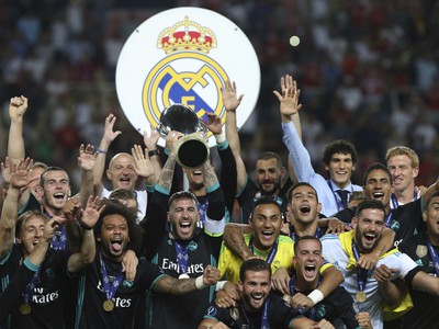 Hráči Realu Madrid s trofejou