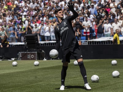 Na snímke belgický futbalový reprezentačný brankár Thibaut Courtois pózuje fotografom v drese Realu Madrid