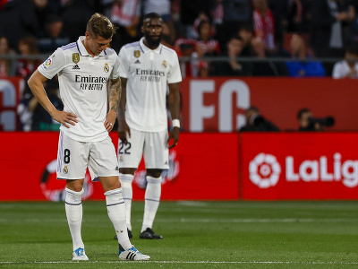 Futbalisti Realu Madrid Toni Kroos (vľavo) a Antonio Rudiger reagujú po inkasovaní gólu v zápase