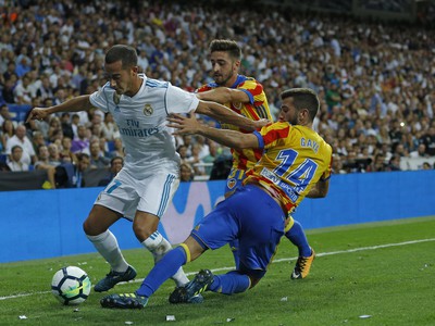 Lucas Vázquez v súboji s hráčmi Valencie
