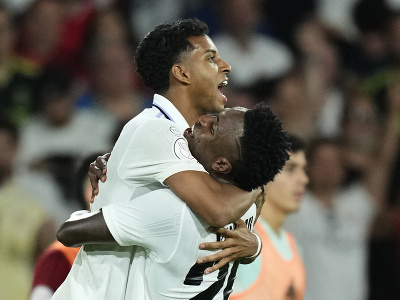 Rodrygo a Vinícius Júnior sa radujú po góle
