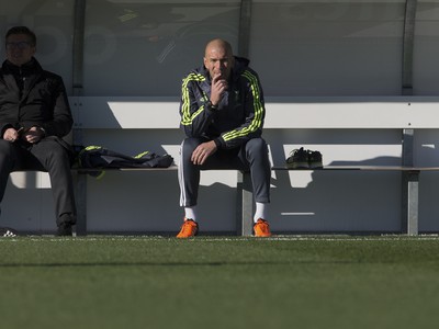 Na snímke zamyslený tréner Realu Madrid Zinedine Zidane