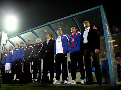 Slovenská lavička pred začiatkom futbalového duelu SR-ČR
