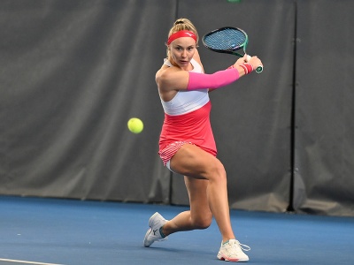 Na snímke slovenská tenistka Rebecca Šramková odvracia loptičku Rumunke Ilone Georgiane Ghioroaieovej