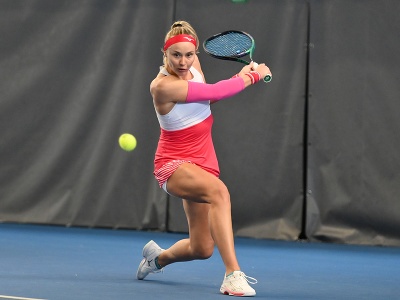 Na snímke slovenská tenistka Rebecca Šramková odvracia loptičku Rumunke Ilone Georgiane Ghioroaieovej